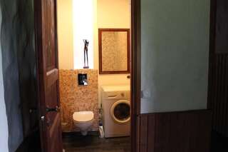 Гостевой дом Krapi Guesthouse Treimani Двухместный номер с 1 кроватью и общей ванной комнатой-7